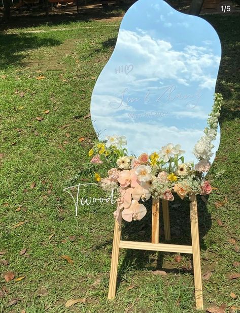 Wedding Welcome Mirror With Flowers, Mirror Welcome Board, Easel Decoration Ideas, Dinosaur Birthday Ideas, Fairytale Wedding Ring, Event Nails, Bouquet Stand, Profile Pink, Dresses Event