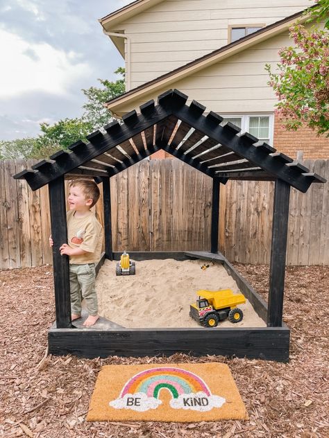 Simple DIY Sandbox With Slatted Roof - Sprucing Up Mamahood Sandbox Plans, Backyard Play Spaces, Diy Sandbox, Kids Sandbox, Play Area Backyard, Backyard Kids, Backyard Kids Play Area, Kids Backyard, Outside Play