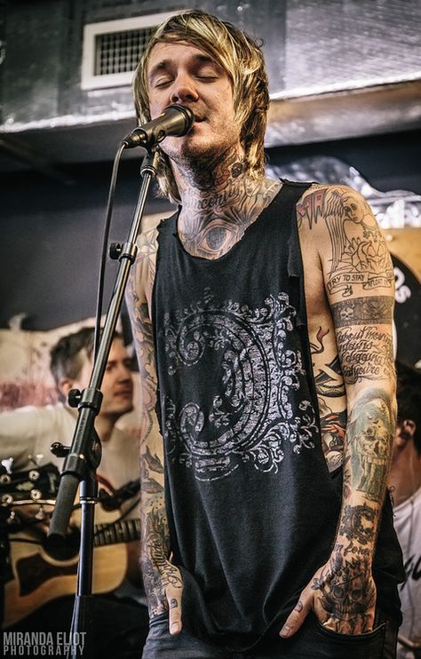 Craig Owens <3 Tattooed Boys, Streetwear Poses, Craig Owens, Screamo Bands, Spencer Charnas, Model Streetwear, Hard Rock Music, Soundtrack To My Life, Boy Tattoos