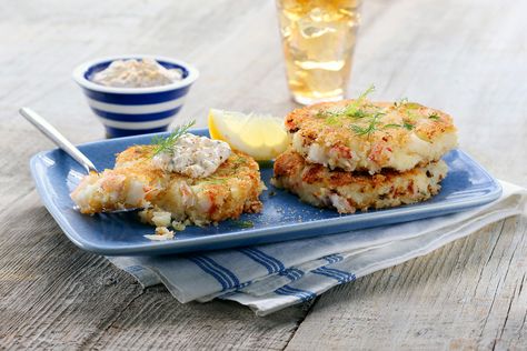 Crab cakes are often on the menu at fancy restaurants but there’s no reason you can’t make them at home. These are super simple and adding mashed potatoes as an ingredient creates a creamy texture with the crab meat inside while panko breading keeps them crispy on the outside. Serve these as an appetizer or... Potato Crab Cakes, Using Mashed Potatoes, Thai Crab Cakes, Idahoan Mashed Potatoes, Festival Cake, Fruit Cake Recipes, Roasted Garlic Mashed Potatoes, Mashed Potatoes Recipe, Potato Salads