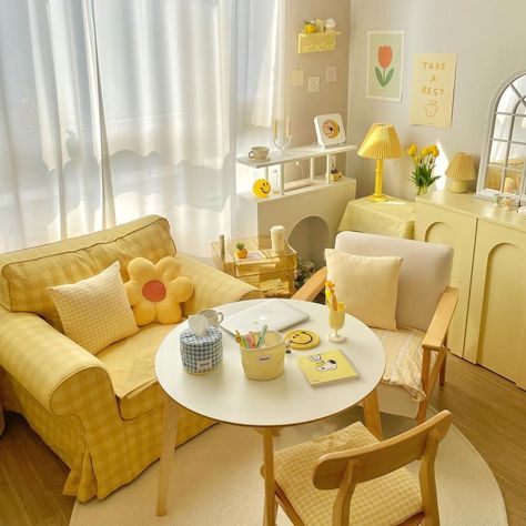 Interior Design Yellow, Pastel Interior Design, Minimalist Cottagecore, Cozy Interiors, Dorm Design, Pastel Interior, Desk Inspo, Yellow Room, Indie Room Decor