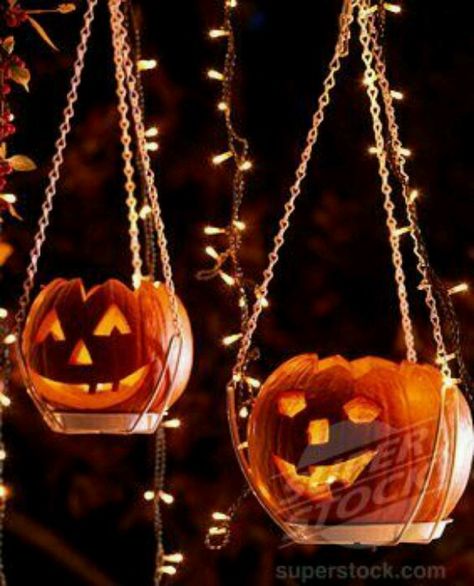 Pumpkins hanging baskets Fruit Carvings, Table Halloween, Image Halloween, Door Crafts, Diy Halloween Decor, Adornos Halloween, Halloween Outdoor, Halloween Decorating, Halloween Tags