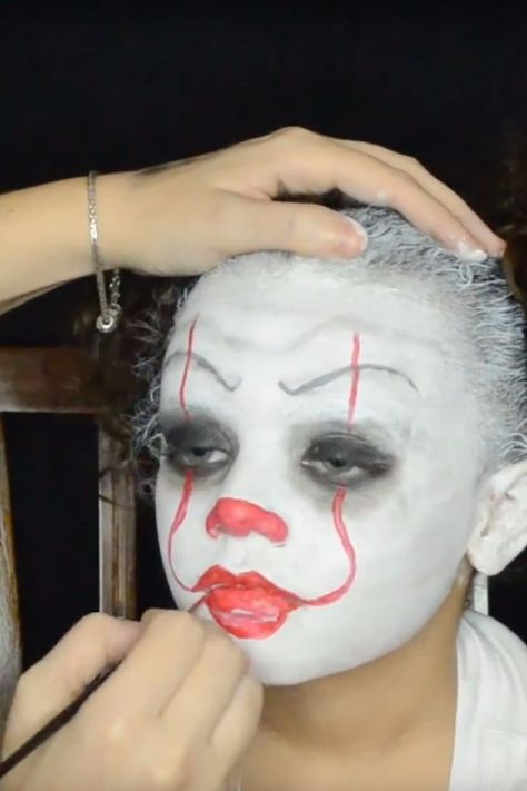 Pennywise Halloween Makeup Tutorial For Kids Pennywise Makeup Tutorial, Pennywise Halloween Makeup, Pennywise Costume For Kids, Pennywise Halloween Costume, Pennywise Makeup, Makeup Tutorial For Kids, Pennywise Halloween, Es Pennywise, Most Popular Halloween Costumes