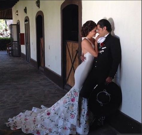 Charro de novio. Perfecta boda para una mujer mexicana. Los accentos en su vestido son hermosos! Mexican Style Wedding Dress, Charro Wedding Ideas, Mariachi Wedding, Mexican Style Wedding, Traditional Mexican Wedding, Charro Wedding, Mexican Theme Wedding, Charro Suit, Mexican Inspired Wedding