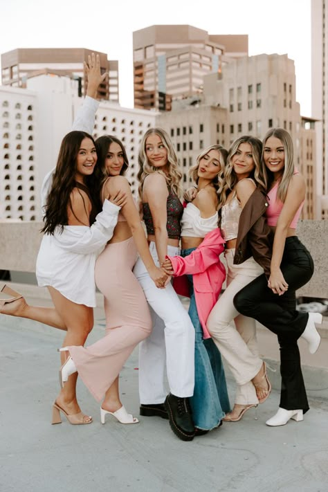 Bachelorette Party Photo Poses, Going Out Poses With Friends, Bachelorette Group Photo Ideas, Photo Shoot With Friends Group Poses, Bachelorette Party Photography, Bachelorette Beach Photos, Poconos Bachelorette, Bachelorette Photoshoot Ideas, Bachelorette Group Photos