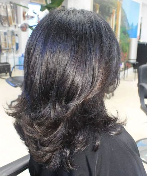 Voluminous Medium Layered Hairstyle for Thick Hair Haircuts For Thick Medium Length Hair, Short Thick Hair With Layers, Medium Length Layered Haircuts For Thick Hair, Haircuts For Voluminous Hair, Voluminous Layered Hair, Short Thick Layered Hair, Voluminous Hair Short, Square Layers Haircut Medium, Layered Hairstyles For Thick Hair