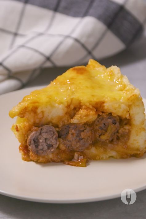 This cheesy pap and wors cake is EVERYTHING 🔥😍🧀 Pap Recipe South Africa, Boerewors Recipe Dishes, Oxtail Slow Cooker, Vleis Geregte, Pap Recipe, Foodies Of Sa, African Homes, South African Homes, African Foods