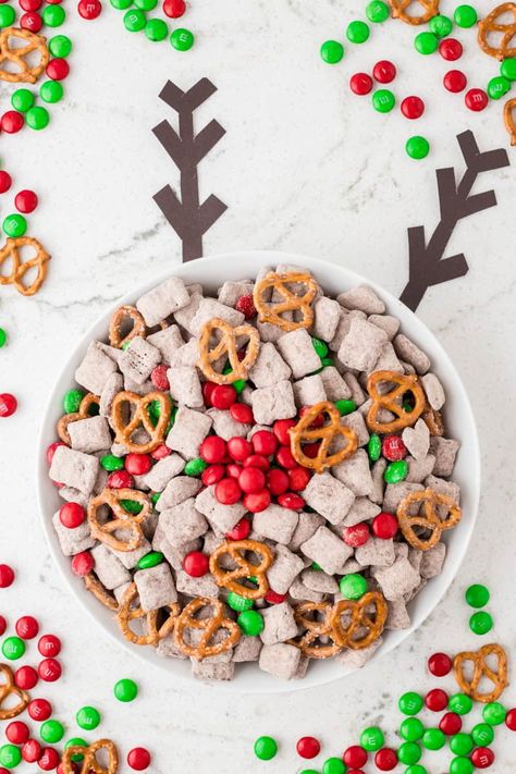 Reindeer Mix Recipe, Raindeer Chow, Holiday Dessert Drinks, Reindeer Chow Recipe, Puppy Chow Christmas, Reindeer Chow, Chex Mix Christmas, Halloween Snack Mix, Christmas Pretzels