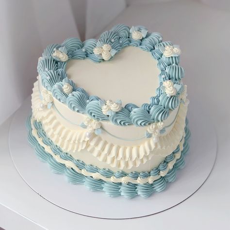 April’s Baker (@aprilsbakerlondon) • Fotos e vídeos do Instagram Blue Coquette Birthday Party, Bridgerton Birthday Cake, 13 Birthday Cake Ideas, Blue Bday Cake, Cottagecore Cakes, Blue Food Ideas, Blue Heart Cake, Blue Vintage Cake, Bday Cake Ideas