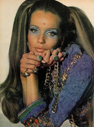 Veruschka wearing rings by Van Cleef & Arpels, photo by Irving Penn for Vogue, 1969 Colleen Corby, Ali Michael, Patti Hansen, Pattie Boyd, Jerry Hall, Jean Shrimpton, 60s Hippie, How To Wear Rings, 60s 70s Fashion