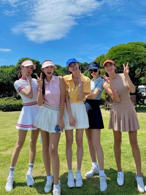 Korean Golf Fashion, Cute Golf Outfits Women Summer, Tenniscore Outfit, Golf Aesthetic Outfit, Women’s Golf Attire, Sports Attire For Women, Classy Edgy Outfits, Badminton Outfit Women, Pickleball Outfits For Women