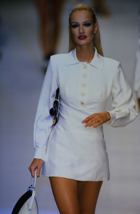 Christian Dior Runway Show SS 1995 Christian Dior Runway, Estilo Ivy League, Dior Runway, Karen Mulder, Estilo Ivy, 90s Runway Fashion, Runway Fashion Couture, Elegant Outfit Classy, Runway Outfits