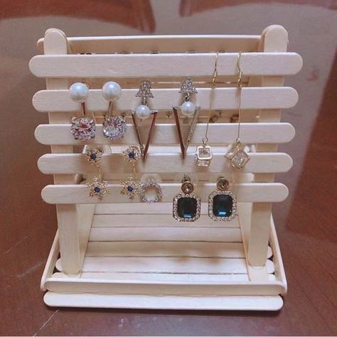 Popsicle Stick Earring Holder, Popsicle Stick Jewelry Box Crafts, Earing Stand Diy Simple, Diy Stands Display, Jewelry Stand Ideas, Diy Popsicle Stick Crafts Decor, Jewellery Stand Diy, Diy Jewelry Holder Stand, Diy Earring Stand