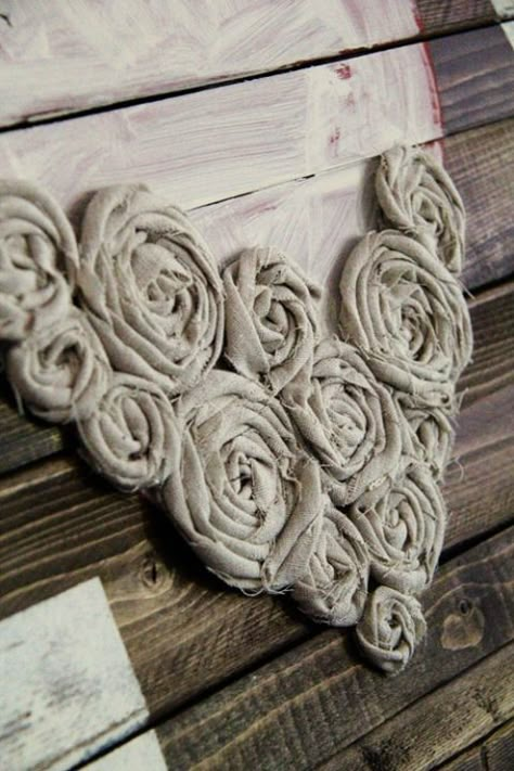 Fabric Crafts Diy, Diy Wand, Wall Art Love, Heart Crafts, Pallet Art, Valentine Crafts, Diy Projects To Try, Art Love, Hot Glue