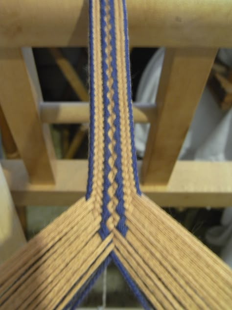 Finger Weaving Patterns, Takadai Braiding, Flat Braids, Braiding Patterns, Braid Tutorials, Braided Yarn, Leather Braiding, Japanese Braiding, Finger Weaving