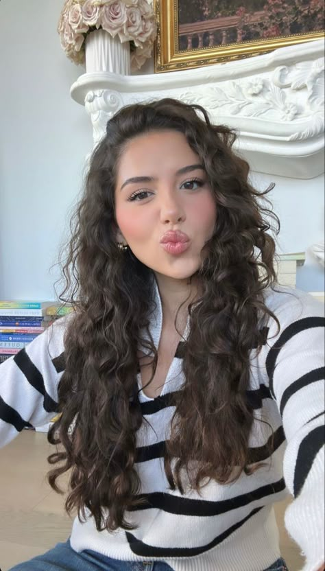 Curly Wavy Hair Aesthetic, Curly Hair Outfits Aesthetic, Selfie Curly Hair, Curly Hair Healthy, Clean Girl Aesthetic Curly Hair, Curly Hair Desi Aesthetic, Dark Curly Hair Woman Aesthetic, Healthy Wavy Curly Hair Aesthetic, Side Part Curly Hair