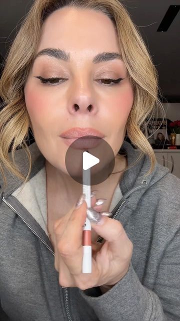 Erica Taylor on Instagram: "Lipliner hack for full lip’s- it’s ok to try it - it’s not a tattoo if you do not like it ❤️❤️ #lipliner #makeuphacks #mua #lipfiller #plumplips #liplinerhack #liplinertutorial #nudelip #perfectlips #over40 #fyp #fulllips products used @smashboxcosmetics nuetral rose lipliner and @innbeautyproject cookie lip glaze" Lipliner Tutorial, Lip Liner Tutorial, Lip Liner Tattoo, Erica Taylor, Makeup Hacks Tutorials, Lipstick Kiss, Full Lips, Perfect Lips, Lip Glaze