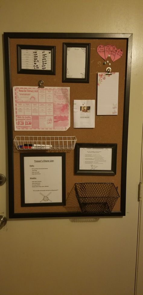 Work Pin Board Ideas, Cork Boards Ideas For Bedroom, Cork Board Organization Ideas, Office Cork Board Ideas Work Spaces, Kpop Cork Board Ideas, Cork Board Ideas For Bedroom Pictures, Dorm Room Cork Board, Office Cork Board Ideas, Pin Board Ideas Room Decor