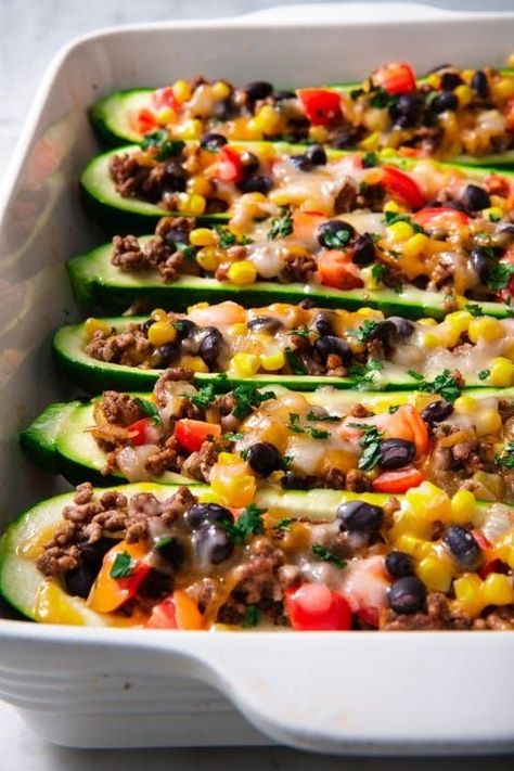 Burrito Zucchini Boats - Delish.com Anne Ryan, Nutritional Meals, Light Dinners, Snacks Diy, Low Carb Spaghetti, Zucchini Boat Recipes, Stuffed Zucchini Boats, Cardio Diet, Chicken Honey