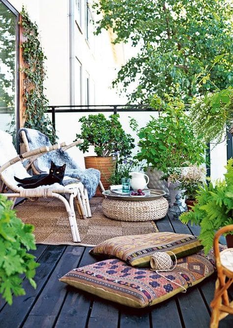 Rustic Front Porch Decor, Bohemian Outdoor Spaces, Klein Balkon Decor, Small Patio Ideas On A Budget, Rustic Front Porch, Small Patio Decor, Balkon Decor, Small Balcony Garden, Small Terrace