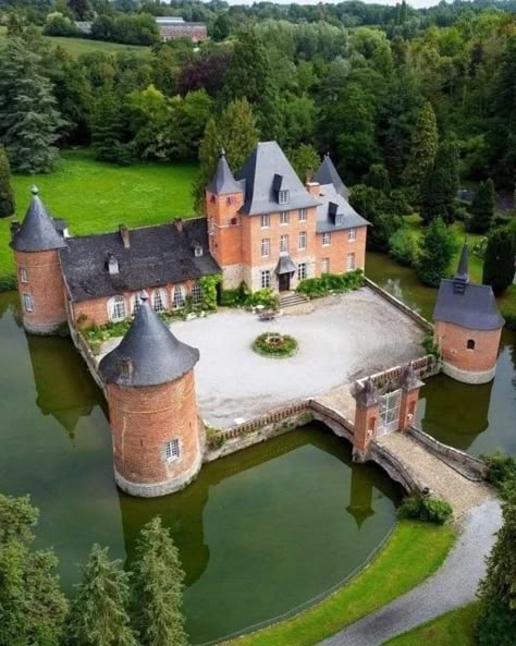 Tall Castle, Tudor Houses, French Castle, British Castles, Castles To Visit, Small Castles, Castle Mansion, French Castles, European Castles