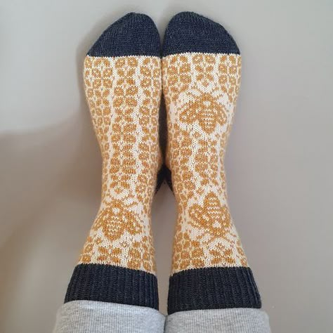 DUCATHI: Bee Creative Socks pattern Creative Socks, Bee Sock, Handmade Socks, Bee Creative, Hand Knit Socks, Socks Pattern, Sock Knitting, Sock Knitting Patterns, Knitted Socks