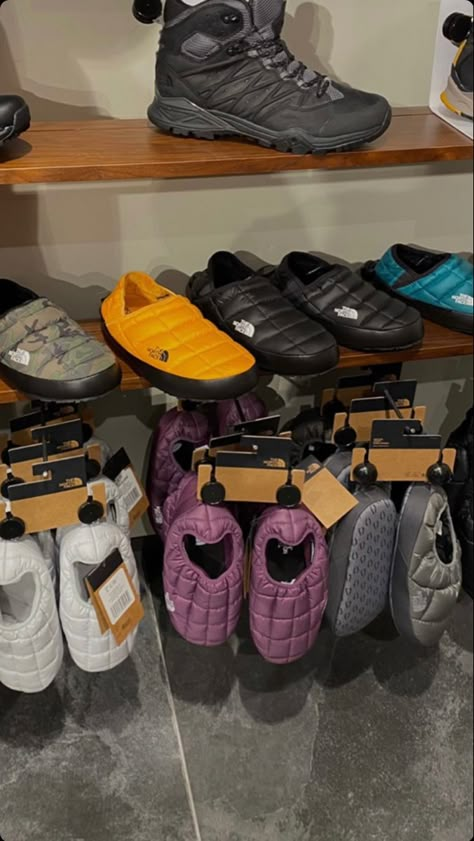 North Face Slides, North Face Slippers Outfit, North Face Slippers, Slippers Outfit, Sneakers Outfit Men, North Face Shoes, Mule Sneakers, Street Style Outfits Men, Shoe Inspiration