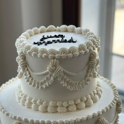 Simple Vintage Heart Cake, Vintage Wedding Cake One Tier, All White Vintage Cake, White Cakes Ideas, Round Vintage Cake, Simple Vintage Cake, White Vintage Cake, Cake Wedding Flowers, White Buttercream Cake