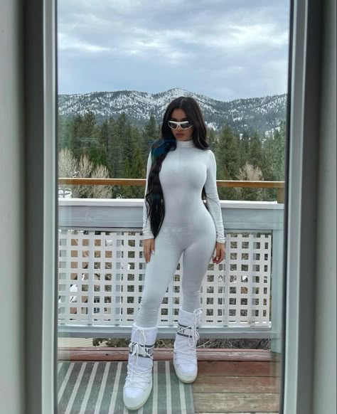 Moon Boots Outfit Winter Snow, Snow Fits Baddie, White Moon Boots Outfit, Ski Outfits For Women Style, Snow Baddie, Moonboots Outfits, White Moon Boots, Moon Boots Outfit, Ski Outfits For Women