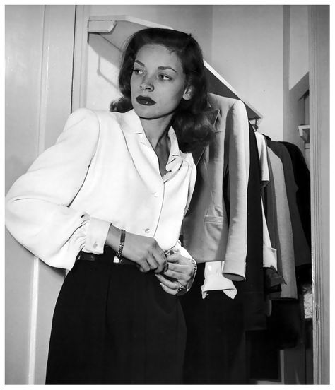 Actress Lauren Bacall at Gotham Hotel, photo by Nina Leen, New York, May 1945 Nina Leen, Style Icons Women, Bogie And Bacall, Hollywood Style, Lauren Bacall, Looks Black, Hollywood Fashion, Simple Chic, 1940s Fashion