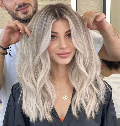 Pretty Blonde Hair With Lowlights, Hair Color That Looks Good On Pale Skin, Light Brown Roots With Blonde Hair, Dark Roots With Platinum Blonde, Platinum Blonde Hair Fall, Balayage Hair White Blonde, Blonde Icy Balayage, Blonde Root Grown Out, Light Icy Blonde Hair