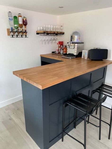 6 idées pour fabriquer un bar soi-même Indoor Bar Ideas, Small Basement Bar Ideas, Home Bar Plans, Bar Alcohol, Bar Nook, Bar Deco, Bar Shed, Corner Bar, Home Bar Rooms