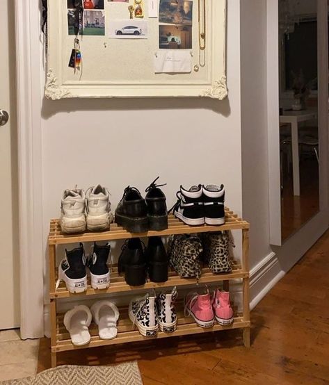 Shoe Rack Aesthetic, Bedroom Shoe Rack, Diy Nye, Shoe Rack For Closet, Shelf For Entryway, L House, Closet Hallway, Doorway Decor, Bamboo Shoe Rack