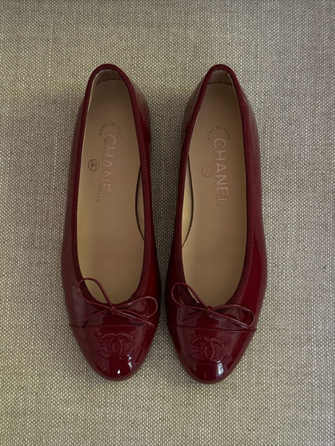 ig @natalia.qro        Chanel BalletFlats RedShoes Fashion DesignerShoes ElegantStyle ClassicChic TimelessFashion Fall Trends Burgundy Aura Red, Burgundy Ballet Flats, Burgundy Flats, Online Scrapbook, Dr Shoes, Expensive Shoes, Girly Shoes, Shoe Inspo, Fall Fits