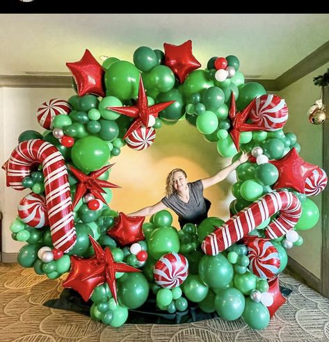 Grinch Christmas Decorations Ballons, Balloon Wall Backdrop Christmas, Balloon Christmas Parade Float, Christmas Balloon Hoop, Ballon Christmas Decorations, Balloon Arch Christmas, Xmas Balloon Decorations, Christmas Balloon Wreath, Holiday Balloon Arch