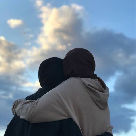 Bff Poses, Muslim Couple Photography, Hijab Aesthetic, Bff Photoshoot Poses, Hijabi Aesthetic, Best Friends Shoot, Friend Poses Photography, Best Friends Aesthetic, Muslimah Aesthetic