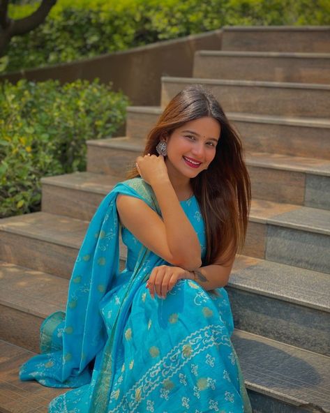 Girls Photoshoots, Best Couple Pictures, Kurti Dress, Outdoor Girls, Beautiful Casual Dresses, Teen Actresses, Stylish Photo Pose, Fashion Photography Poses, Designer Lehenga Choli