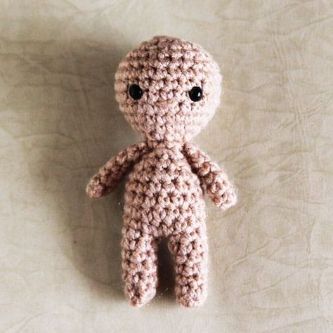 Doll Body Crochet Pattern Free, Crochet Body Pattern, Doll Body Base, Doll Crochet Pattern Free, Easy Small Crochet, Crochet People, Mini Crochet Animals, Coffee Crochet, Crochet Baby Doll