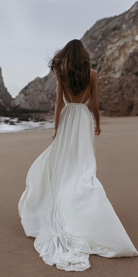 Simple Flowy Wedding Dress, Bali Wedding Dress, Island Wedding Dresses, Destination Wedding Gowns, Wedding Dresses Elegant, Simple Beach Wedding, Beach Bridal Dresses, Casual Beach Wedding, White Flowy Dress