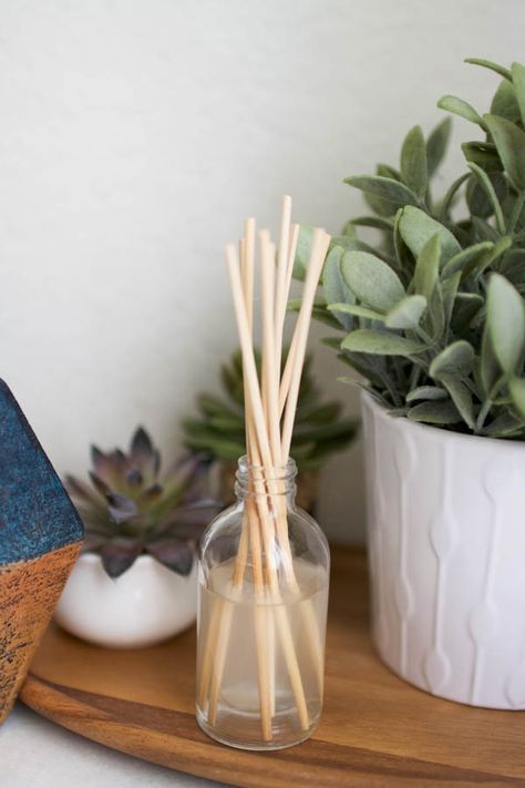 Add aromatherapy to your home with this simple Reed Diffuser tutorial! If you love essential oils, you'll love this! #essentialoils #diffuserdiy Diy Reed Diffuser, Homemade Diffuser, Diy Oil Diffuser, Perfume Oil Recipes, Homemade Reed Diffuser, Love Essential Oils, Diffuser Diy, Diffuser Oils, Bath Salts Recipe