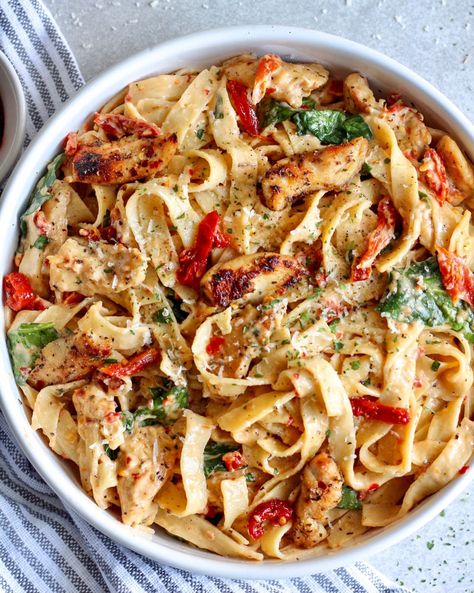 Chicken Alfredo With Sundried Tomatoes And Spinach, Fettuccine With Vegetables, Sun Dried Tomato Chicken Alfredo Pasta, Vegetarian Fettuccine Recipes, Fettucini Dinner Ideas, Sun Dried Tomato Alfredo Pasta, Sundried Tomato Alfredo Pasta, Sundried Tomato Fettuccine, Fettuccine Alfredo With Spinach