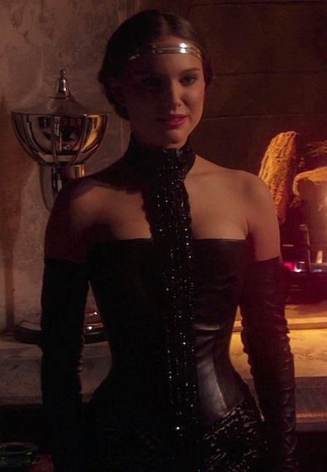 Her "I wasn't planning on Anakin confessing his love for me tonight (but I totally was, so I wore this hot leather number)" glam, Attack of the Clones: Natalie Portman Star Wars, Star Wars Padme Amidala, Padmé Amidala, Star Wars Padme, Star Wars Fashion, Padme Amidala, Star Wars Outfits, Star Wars Costumes, Star Wars Women