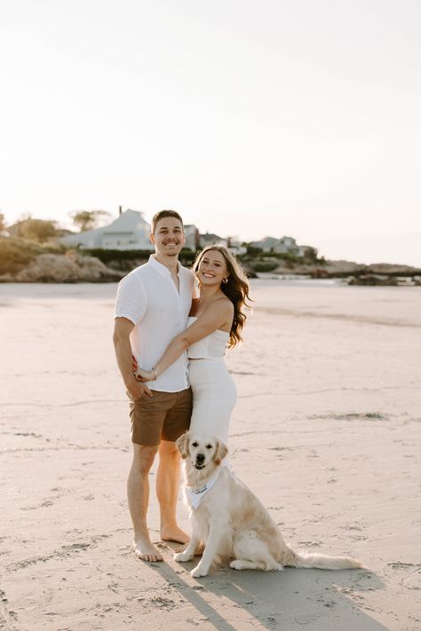 Beach Engagement Photos With Dog, Engagement Photos With Dog, Family Christmas Pictures Outfits, Photo Mannequin, Couples Beach Photography, Couples Pics, Family Maternity Photos, Cute Engagement Photos, Couple Engagement Pictures