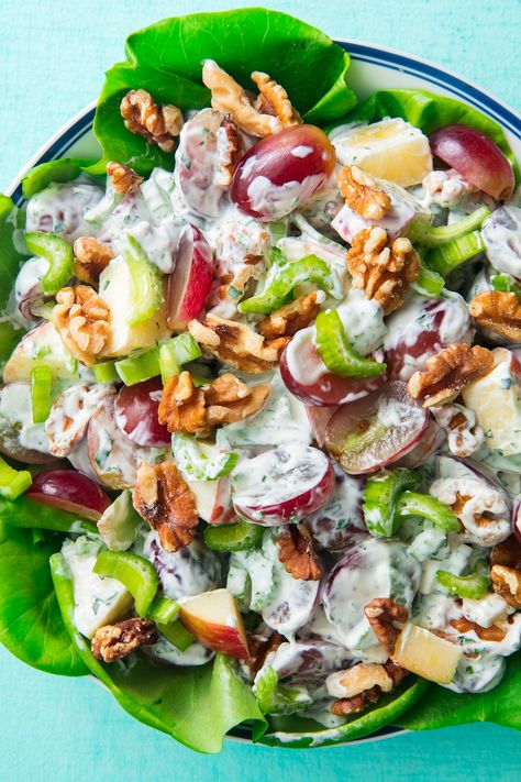 Waldorf Salad vertical Summer Dinner Salads, Best Waldorf Salad Recipe, Summer Salad Recipes Healthy, Bacon Pea Salad, Dash Recipes, Farro Salad Recipes, Waldorf Salad Recipe, Simple Salads, Potluck Salad