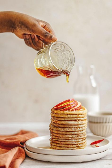 Fonio has a delicious nutty flavour and a chewy consistency. Why don't you give it a try with these scrumptious fluffy fonio pancakes? Pancake Aesthetic, White Recipes, Vegan Pancake, Egg White Recipes, Food Photography Composition, Fonio, Liquid Egg Whites, Pancakes Ingredients, Vegan Pancakes