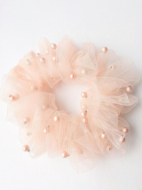 Unique Scrunchie Ideas, Pearl Scrunchie, Pola Macrame, Hair Ties Diy, Diy Hair Scrunchies, Diy Hair Accessories Ribbon, Hair Tie Accessories, Scrunchies Diy, Handmade Scrunchie