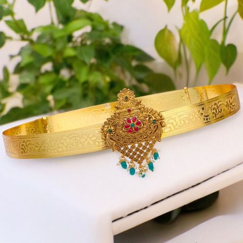 gold pendant hip belt for women saree Adjustable Indian waist belt/Hip Belt/Waist Chain/ Kamarbandh/Vadanam/Saree Belt/Kamarpatta Chain Vaddanam, Saree Belt, Saree With Belt, Woman In Gold, Women Saree, Aesthetic Letters, Hip Belt, Belt For Women, Bridal Belt