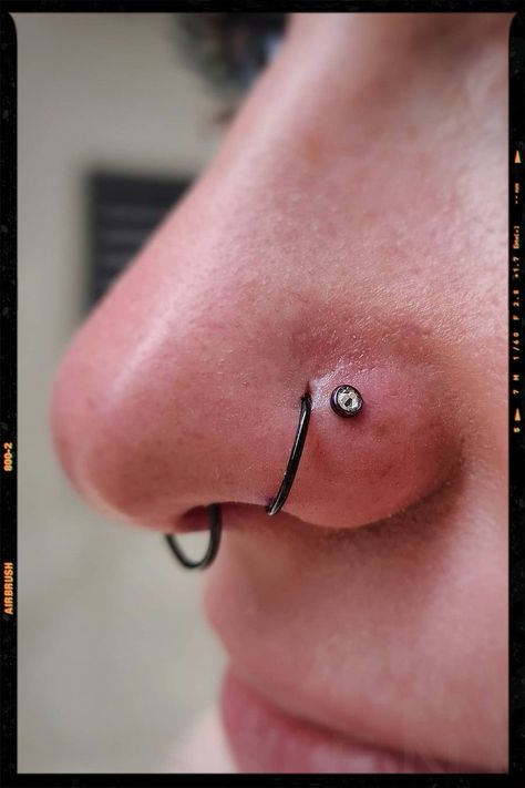 Double Nose Piercing Idea - Septum piercing Double Sided Nose Piercing, Double Nose Piercing Same Side, Nose Piercing Ideas, Double Nose Piercing, App Filter, Nose Piercings, Airbrush App, Long Acrylic, Piercing Ideas