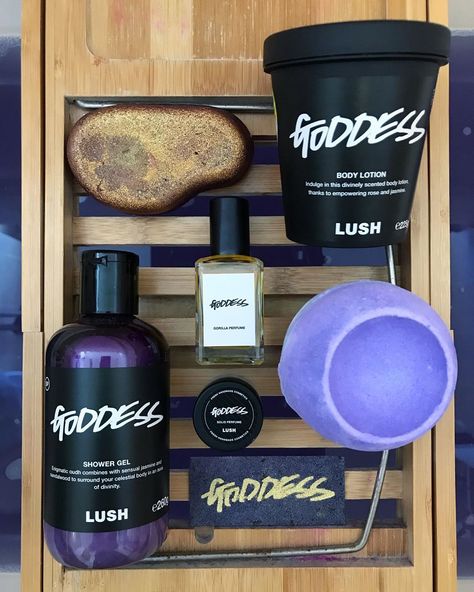 Sticky Dates Lush, Lush Products Aesthetic, Best Lush Products, Lush Aesthetic, Lush Shampoo, Lush Products, Lush Cosmetics, Bath Ball, Handmade Cosmetics