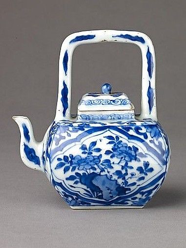 Small covered porcelain teapot, c1662-1722. Teapot Chinese, Teapot Vintage, Blue Teapot, Teapots Unique, Cuppa Tea, Coffee Pots, Porcelain Teapot, Blue And White China, Chocolate Pots